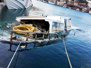 Datça'da balıkçı barınağındaki tekne battı