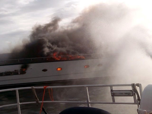 Yunanistan'da Ocean V adlı 25 metre uzunluğundaki tekne yandı