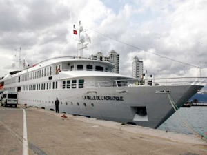 La Belle De L'Adriatuque gemisi İzmir Limanı'na sığındı