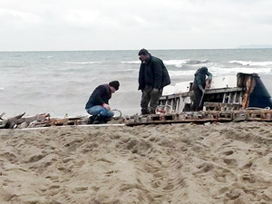 Bursa Karacabey'de sahile parçalanmış yat vurdu