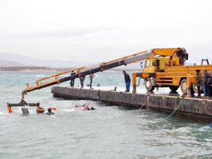 Didimde fırtınaya dayanamayan balıkçı teknesi battı