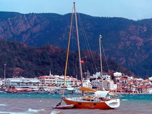 Lodos yüzünden demir tarayan yelkenli karaya oturdu