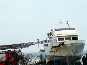 Tekirdağ'da sökümü yapılan yat yandı