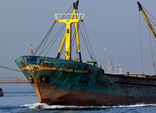 Sahil Güvenlik, kaçakları taşıyan gemiye yapılan baskın görüntülerini yayınlandı