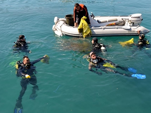 Antalya'da dalgıçlar denizden bir kamyon çöp çıkardı