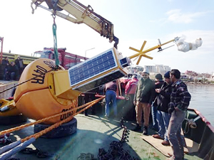 Çanakkale'de 'Meteorolojik Gözlem Şamandırası' denize indirildi