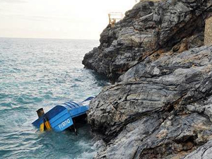 Alanya'da iskele için duba yerleştiren işçileri taşıyan tekne alabora oldu