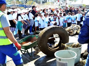 Gündoğan'da denizin dibinden çıkanlar görenleri utandırdı