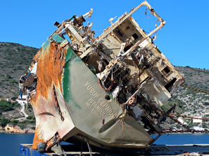 Karaya oturan ve yerinde parçalanan M/V YUSUF ÇEPNİOĞLU, Aliağa'da sökülmeye başlandı