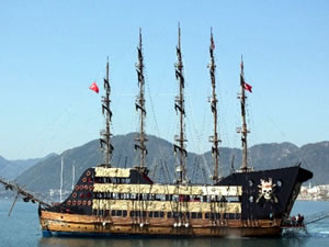 Bodrum'da 'Korsan gemileri' yolcu avına çıktı