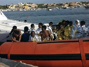 'Göçmen teknesinde din kavgasında 12 kişi denize atıldı' iddiası