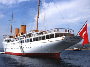 Savarona yatıyla yabancı konuklara Boğaz turu