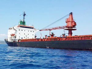 Datça'da batma tehlikesi atlatan gemi Aliağa Limanı'na çekiliyor