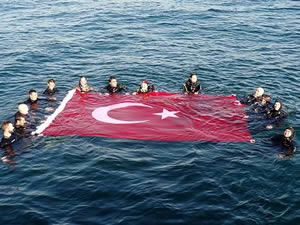 20 dalgıç Çanakkale Şehitleri için anı dalışı gerçekleştirdi