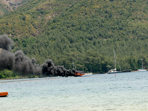 Marmaris'te yelkenli tekne cayır cayır yandı