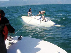 İznik Gölü'nde alabora olan teknedekileri jandarma kurtardı