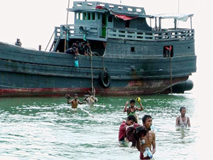 Malezya açıklarında göçmen teknesi battı: 13 ölü