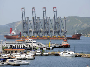 Liman vinci taşıyan gemi Çanakkale Boğazı’ndan geçti