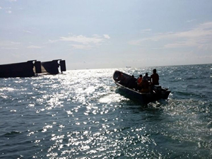 Singapur’da açıklarında barge alabora oldu, 14 kişi kayıp!