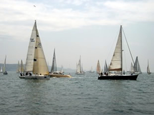 Çeşme'de 16 ülkeden 333 yelkenci kupa için yarışıyor