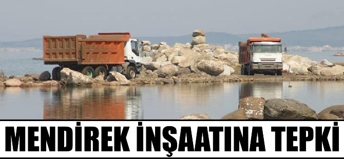 Balıkesir, Altınova'da sezon öncesi mendirek inşaatına tatilcilerden tepki