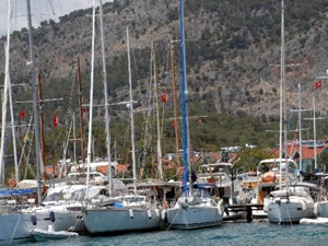 Göcek esnafı charter teknelerinin belediye marinaya yanaşmasını istiyor