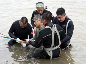 Çin'de alabora olan feribottakileri kurtarmak için 36 gemi 117 tekne seferber oldu