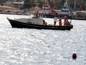 İçinde 4 amatör balıkçının bulunduğu tekne Foça'da battı