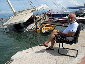 Fethiye’de  kıyıya bağlı gulet tekne battı