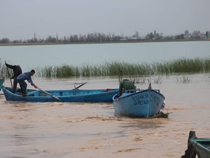 Beyşehir'de aşırı yağış balıkçı teknelerini batırdı