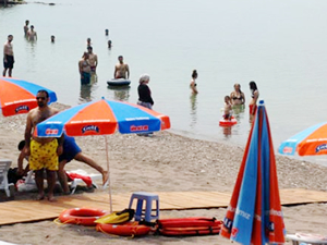 Plajda İstiklal Marşı okununca, herkes ayağa fırladı