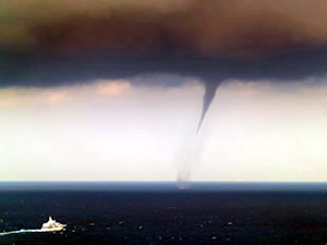 İzmir Körfezi’nde çifte hortum korkuttu