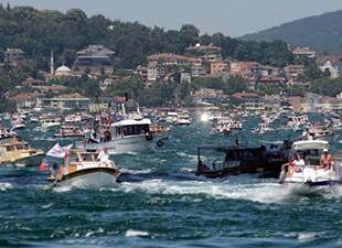 İstanbul Boğazı'nda teknelerle petrol tankeri protestosu