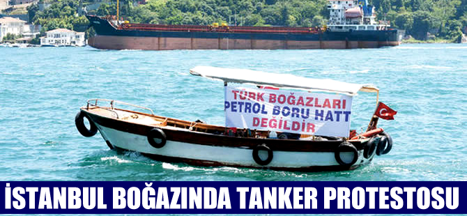 İstanbul Boğazı'nda teknelerle petrol tankeri protestosu