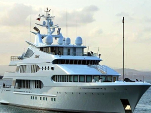 Yüzen saray Samar, Fethiye'ye demirledi