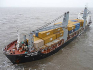 Hindistan bayraklı M/V JINDAL KAMAKSHI isimli gemi, su alarak yan yattı