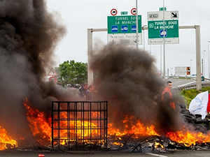 Feribotları satılan ve işsiz kalan denizciler Manş tünelini kapattı