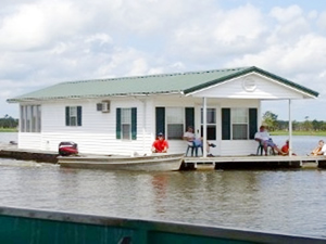 Dünyanın ilk yüzen toplu konut projesi hayata geçirildi