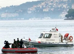 İstanbul Boğazı’nda yalı iskelesine çarpan sürat teknesi alabora oldu
