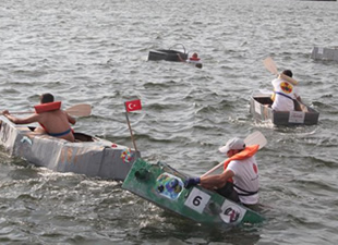 İzmir Körfezi'nde karton tekneler 8. kez yarıştı