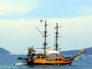 Marmaris'te 'Korsan' tekneleri ilçeyi karıştırdı