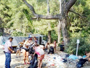 Turmepa'nın önderliğinde turistler Fethiye koylarında temizlik yaptı