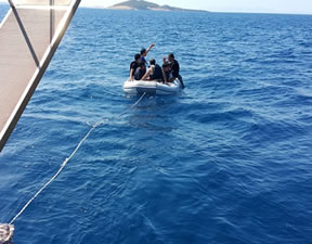 Ayvalık'ta yakıtları biten kaçakları dalgıçlar kurtardı