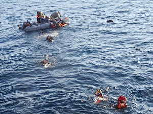 Bodrum'da kaçak göçmenleri taşıyan tekne battı