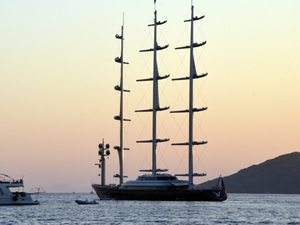 Türkiye'de inşa edilen dünyanın en büyük yelkenlisi Malta Şahin'i Bodrum'a geldi