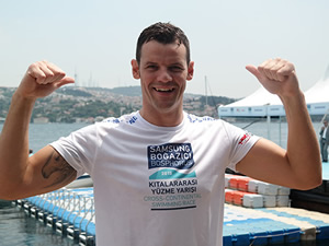 Ünlü yüzücü Adam Walker İstanbul Boğazı'nda gösteri yüzüşü yaptı