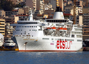 Ege Denizi'nde kaza; Yunan Sahil Güvenlik botu yolcu gemisiyle çatıştı