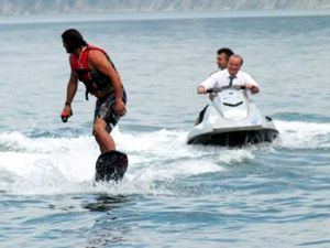 Jet- ski üstünde takım elbiseli bir başkanı!