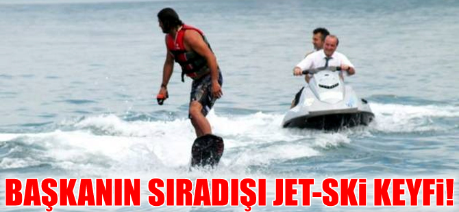 Jet- ski üstünde takım elbiseli bir başkanı!