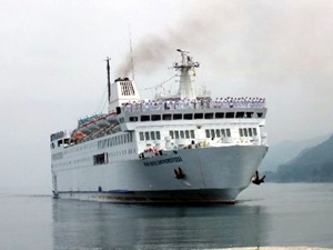 Piri Reis Üniversitesi gemisi İnebolu'ya demirledi